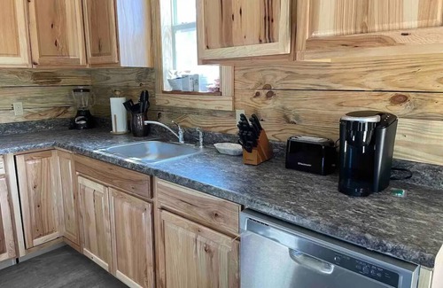 Tie Plant Cabin | Cozy Bream Shack: 2-Bedroom Cabin with Ample Parking
