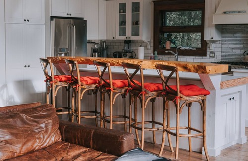 Upper Squamish House | Discover Glacier Views in Scenic Squamish Valley Retreat