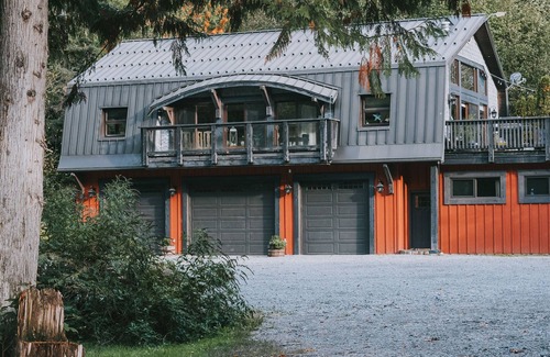 Upper Squamish House | Discover Glacier Views in Scenic Squamish Valley Retreat