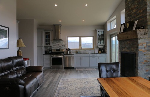 Twin Lakes House | Unforgettable Ocean and Lake Views with Pet-Friendly Amenities