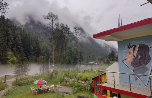 Kasol House | Cozy Breathe Inn: Oceanfront Pet-Friendly Retreat