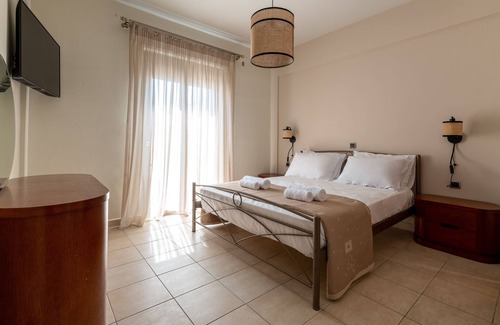 Gennadi Apartment | Scenic Apartment with Beach Views - Family-Friendly Retreat