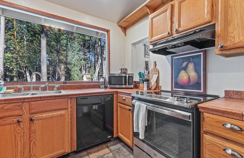 Jacksonville House | Serene Applegate River Retreat with Gym, Game Room & Sauna