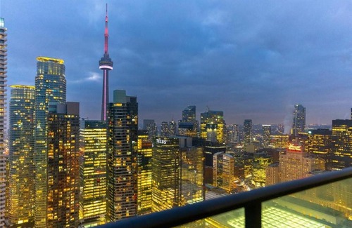 Downtown Toronto Apartment | Scenic CN Tower & Lakeview Retreat in Downtown