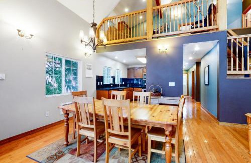 Hyak House | Inviting Hyak Home: Child-Friendly Retreat with High Ratings