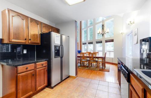 Hyak House | Inviting Hyak Home: Child-Friendly Retreat with High Ratings