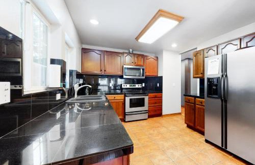 Hyak House | Inviting Hyak Home: Child-Friendly Retreat with High Ratings