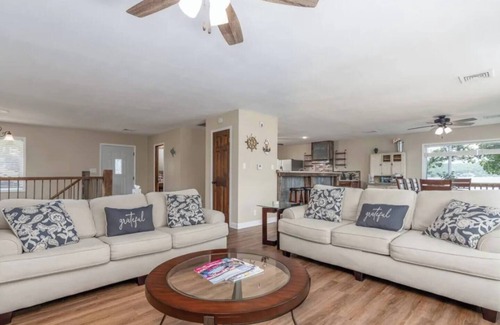 Barnett House | Discover The Ozark Ark: Lake View & Family-Friendly Retreat