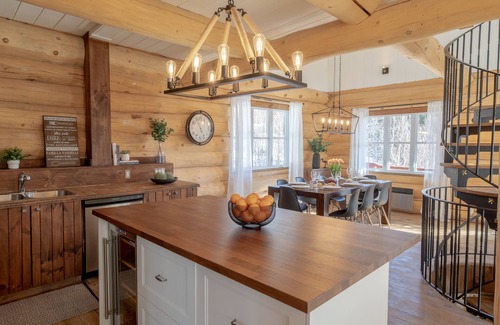Saint-Faustin-Lac-Carre Ski Chalet | Enchanting Log House with Hot Tub and Oceanfront Views