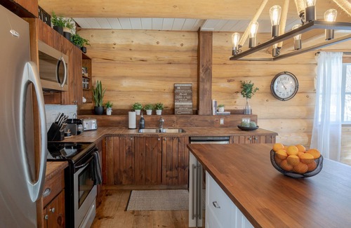 Saint-Faustin-Lac-Carre Ski Chalet | Enchanting Log House with Hot Tub and Oceanfront Views