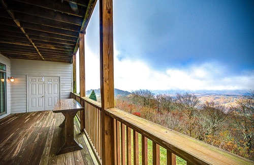 Sugar Mountain Condo | Plan Your Fall Getaway: Enjoy Breakfast and Changing Leaves!