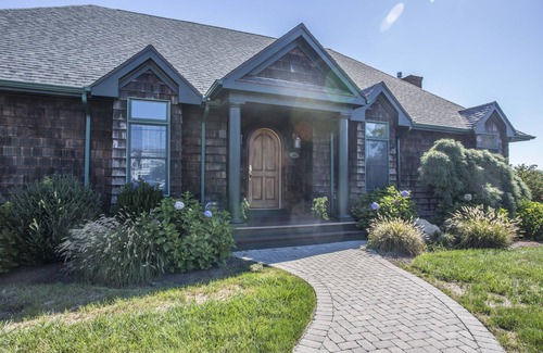 Portsmouth House | Oceanfront Elegance with Poolside Charm in Newport County
