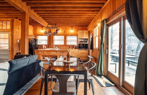 Sparrow Bush Cabin | Experience The Hawks Nest Cabin with River Views & Spa