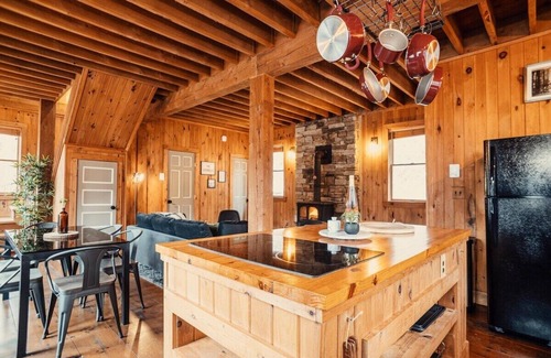 Sparrow Bush Cabin | Experience The Hawks Nest Cabin with River Views & Spa