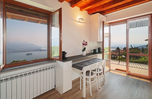 Levo House | Tranquil Lake House with Scenic Views and Inviting Amenities