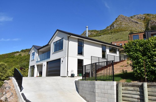Governors Bay Apartment | Breathtaking views of Governors Bay! Apartment only 15 mins to Christchurch