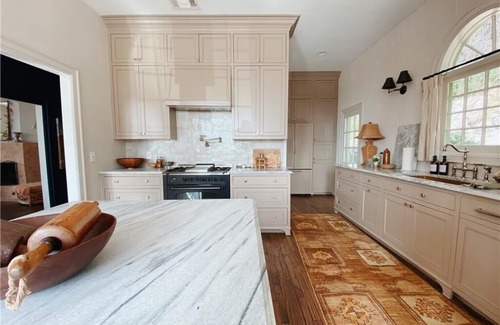 Northwest Hills House | Magnificent Villa with Lake View & 7 Beds - Rated 9/10