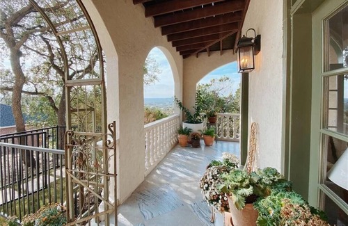 Northwest Hills House | Magnificent Villa with Lake View & 7 Beds - Rated 9/10
