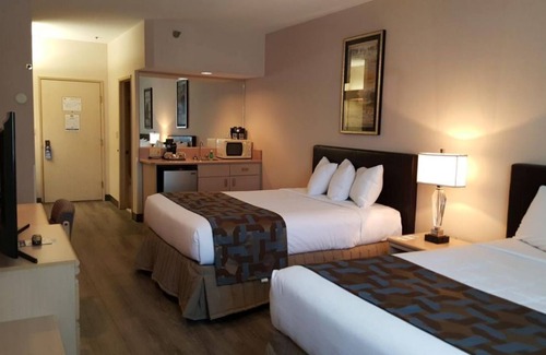 Elko Hotel | Scenic Retreat: Family-Friendly Units with Pool Access
