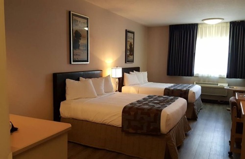 Elko Hotel | Scenic Retreat: Family-Friendly Units with Pool Access