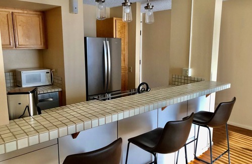 Hilo Condo | Unforgettable 2 Bd Condo with Pool & Ocean Views