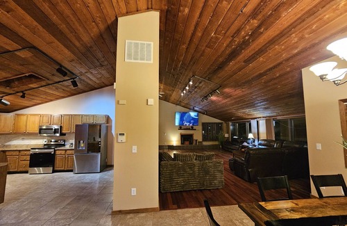 Carbondale Cabin | Experience Bald Knob Cross Views Near Walkers Bluff Casino!