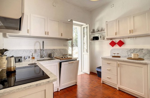 Castro Marina Villa | Exquisite Villa with Whirlpool & Ocean Access, Rated 9/10