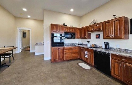 Grove City Apartment | Discover The King's Suite: Perfect for Families and Groups