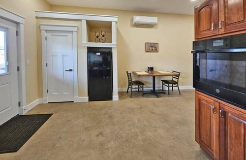 Grove City Apartment | Discover The King's Suite: Perfect for Families and Groups