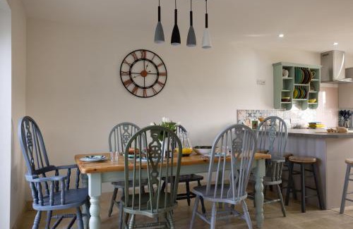 Llandovery Apartment | Scenic Brecon Beacons Cottage with Eco-Friendly Amenities