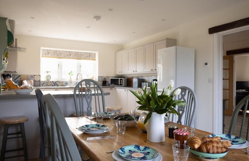Llandovery Apartment | Scenic Brecon Beacons Cottage with Eco-Friendly Amenities