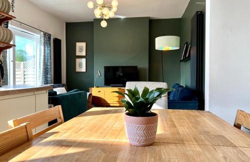 Newport Apartment | Discover Brecon View: Family-Friendly Retreat with Breakfast