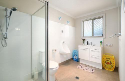 Kingston Apartment | Cozy Breeza Haven with Oceanfront Views Awaits You