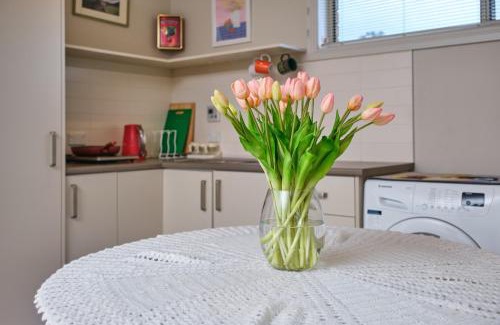 Kingston Apartment | Cozy Breeza Haven with Oceanfront Views Awaits You