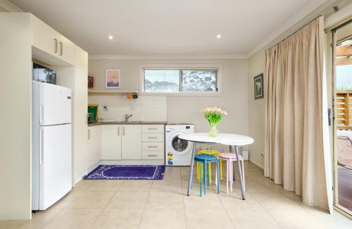Kingston Apartment | Cozy Breeza Haven with Oceanfront Views Awaits You