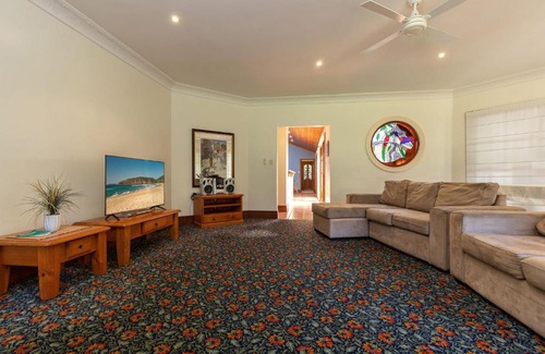 Boomerang Beach House | Family-Friendly Getaway at Breeza on Boom Hotel