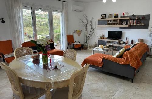 Monopari Apartment | Highly Rated Breeze Holiday Home - Perfect for Families