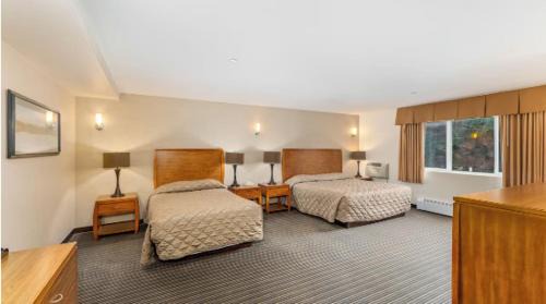 Seward Hotel | Relaxing Stay at Breeze Inn Motel with Pool & Restaurant