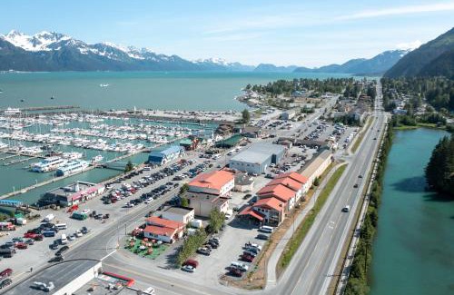 Seward Hotel | Relaxing Stay at Breeze Inn Motel with Pool & Restaurant
