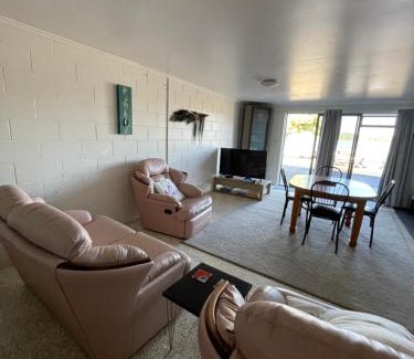 Parua Bay House | Cozy Breeze Inn with Oceanfront Views and Pet-Friendly Rooms