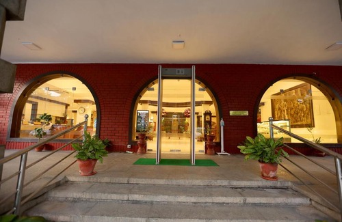 Tiruchirappalli Hotel | Relax at Breeze Residency with Pool & Family-Friendly Perks