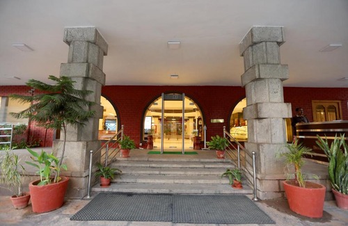 Tiruchirappalli Hotel | Relax at Breeze Residency with Pool & Family-Friendly Perks