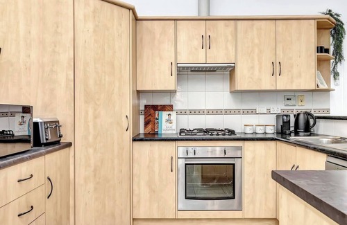 Port Noarlunga Cottage | Beachfront Breezy B: Family-Friendly Retreat with Kitchen