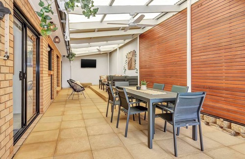 Port Noarlunga Cottage | Beachfront Breezy B: Family-Friendly Retreat with Kitchen
