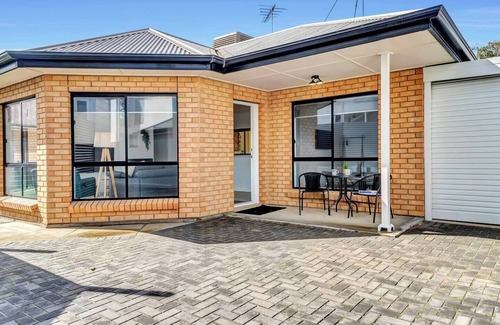 Port Noarlunga Cottage | Beachfront Breezy B: Family-Friendly Retreat with Kitchen