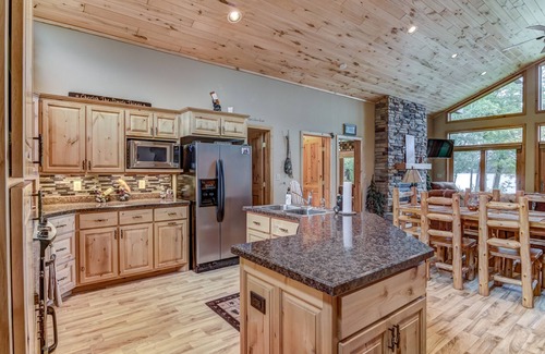 Hayward House | Relaxing Breezy Bay Beach Retreat on Round Lake