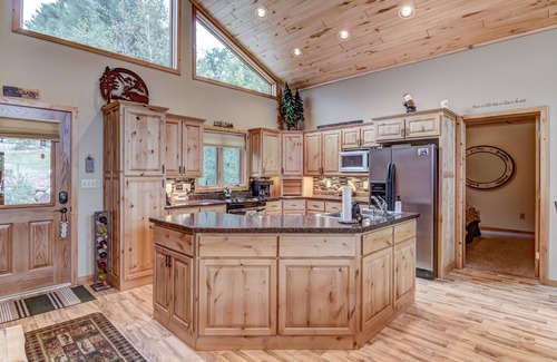 Hayward House | Relaxing Breezy Bay Beach Retreat on Round Lake