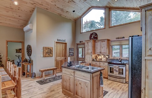 Hayward House | Relaxing Breezy Bay Beach Retreat on Round Lake