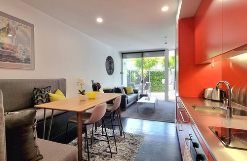 Auckland Central Business District Apartment | Delightful Breezy Gem Near Victoria Park with Breakfast