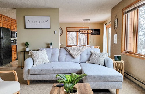 Bemidji Condo | Tranquil Breezy Hills - Lakefront Unit with Kayaks & Pool